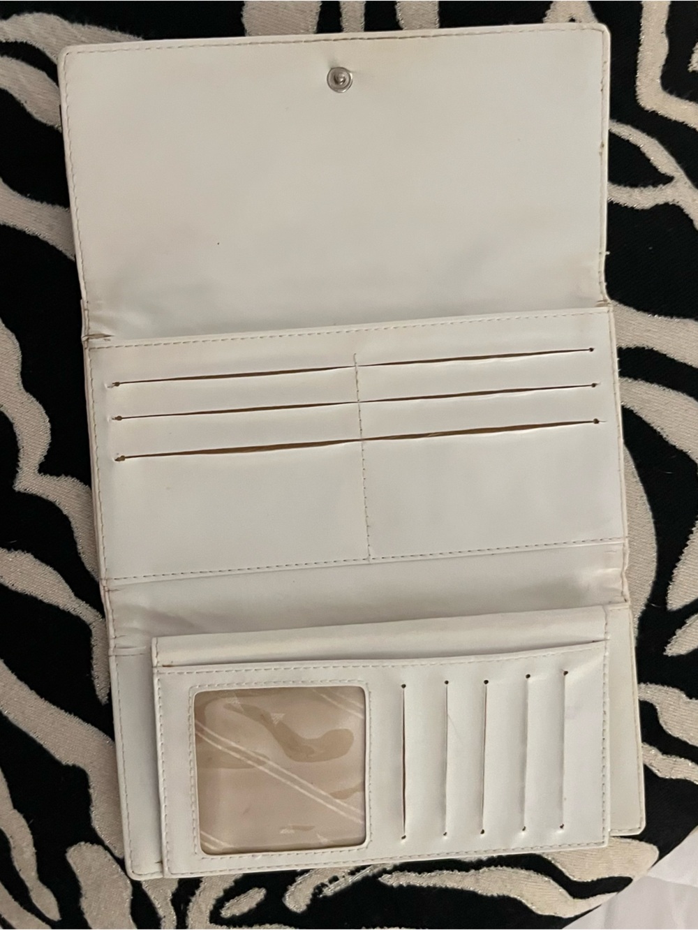 White Quilted Wallet with Black CC logo very nice wallet - Picture 4 of 7